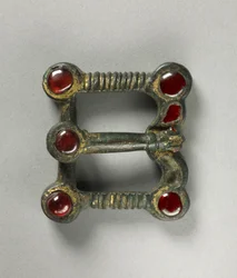 Boucle avec épine en forme d