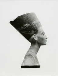Buste de la reine Néfertiti, vue de côté, copie du buste au Musée égyptien, SMPK, Berlin