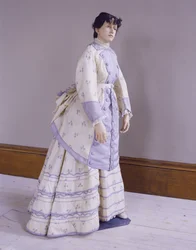 Robe à tournure en alpaga imprimé en chaîne, vers 1872-4