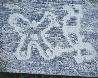 Rose camunienne, copie de gravures rupestres de la vallée de Valcamonica, dessin au fusain, technique du frottage