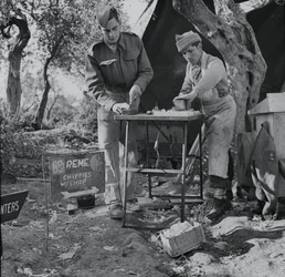 Atelier de réparation de charpentier des ingénieurs électriciens et mécaniciens, 8e armée, Italie