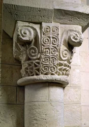 Colonne sculptée décorée de crosses et de spirales