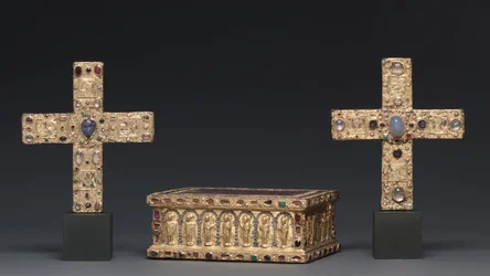 Croix cérémonielle de la comtesse Gertrude, Basse-Saxe, c.1038, Sac reliquaire, 1200s et Croix cérémonielle du comte Liudolf, peu après 1038