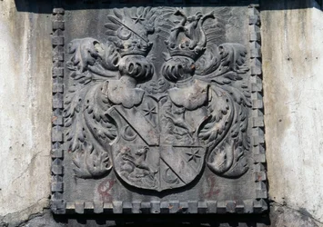 Blason sur porte en bois d
