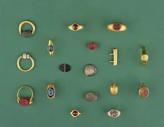 Collection de bijoux romains, étrusques et hellénistiques comprenant une bague scarabée phénicienne, un camée, des porte-amulettes et une intaille en agate, allant du 6e siècle av. J.-C. au 4e siècle apr. J.-C.
