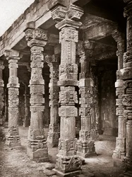 Colonnade de la mosquée de Quwwat-ul-Islam dans le complexe Qutb Minar, Delhi