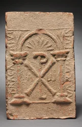 Plaque de tombeau columbarium avec le monogramme du Christ, 500-800