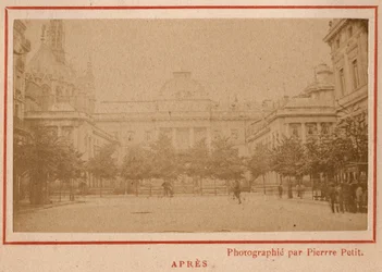 Commune de Paris (1871) : vue du Palais de Justice à Paris après son incendie en mai 1871. Photographie de Pierre Pepetit