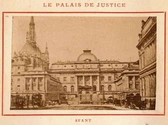 Commune de Paris (1871) : vue du Palais de Justice à Paris avant son incendie en mai 1871. Photographie de Pierre Pepetit.