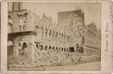 Commune de Paris : vue des ruines du Ministère des Finances à Paris en mai 1871. Photographie J.R. Dim. 16,3X10,8 cm