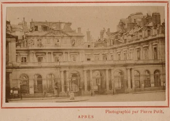 Commune de Paris (1871) : vue du Palais-Royal après l