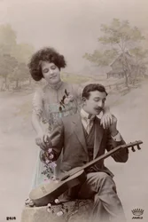 Couple avec fleurs et guitare espagnole, France, vers 1910 (carte postale)