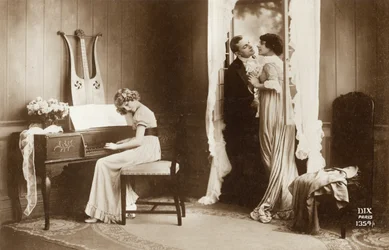 Couple courtisant et jeune fille jouant du pianoforte, Paris, c.1920 (carte postale)
