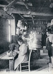 Artisans au travail fabriquant de la poterie d