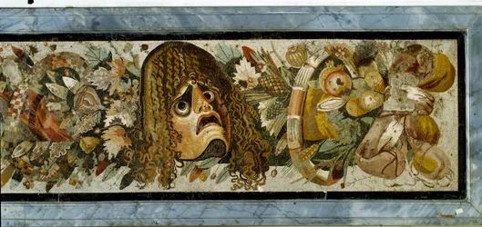 Panneau décoratif représentant une guirlande de masques, feuillage et fruits de la Maison du Faune, Pompéi, 2e siècle av. J.-C.