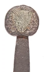 (détail) épée médiévale tardive avec lame viking antérieure et armoiries de la famille De Bohun