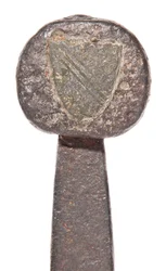 (détail) épée médiévale tardive avec lame viking antérieure et armoiries de la famille De Bohun