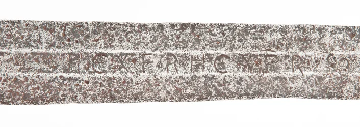(détail) épée médiévale tardive avec lame viking antérieure et armoiries de la famille De Bohun