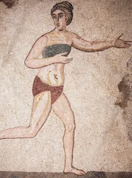 (détail) de la Chambre des Dix Jeunes Filles ou la mosaïque des « filles en bikini ». Courant. 3e - 4e siècle. Villa romaine du Casale, Sicile. Site UNESCO.