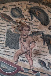 Détail de la mosaïque des Putti pêcheurs. Pêche au filet. IIIe - IVe siècle. Villa romaine du Casale, Sicile. Site UNESCO.