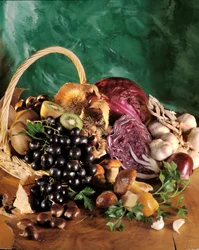 Régime : nature morte de raisins noirs, ail, oignon, gousse d