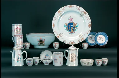 Service de table comprenant une paire de soucoupes armoriées famille rose