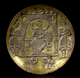 Plat représentant un roi trônant flanqué de deux petits bouquetins assis dans un pavillon soutenu par deux chevaux ailés avec deux serviteurs, sur une base annulaire, sassanide (3e-7e siècles apr. J.-C.) (argent doré)