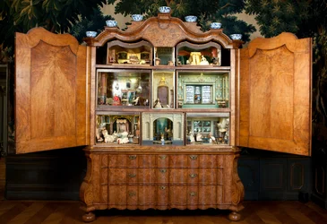 Cabinet de maison de poupée fabriqué par Sara Ploos van Amstel (d.1760) 1743