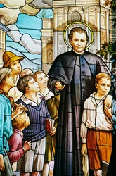 Don Bosco et les enfants, vitrail, Sanctuaire de Colle Don Bosco (20ème siècle), Castelnuovo Don Bosco, Piémont, Italie