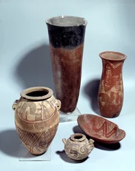 Antiquité égyptienne : différents types de vases en céramique et en terre cuite de la période Nagada I