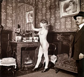 Photographie énigmatique montrant une jeune femme entièrement nue (à l