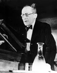Erwin Schrödinger, physicien autrichien, donnant une conférence