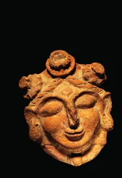 Tête féminine en terre cuite, période Gupta, Haryana, 5ème siècle après J.-C.