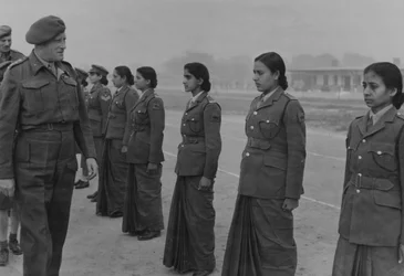 Le maréchal Sir Claude Auchinleck inspectant les membres du Corps Auxiliaire Féminin, Inde