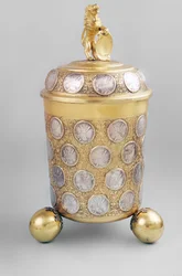 Aiguière, Augsbourg, décorée de pièces de monnaie