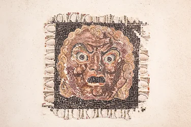 Mosaïque de sol datant du Ier siècle av. J.-C. représentant un masque de Dionysos, provenant d