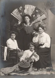Quatre dames avec cor, guitare et éventail, France, c.1920 (photo n/b)