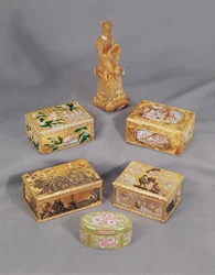 Quatre boîtes à tabac en or émaillé style Louis XV, Stroganoff, et boîte à tabac allemande en forme de singe