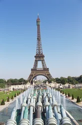 France, Paris, tour Eiffel depuis le Trocadéro, dominant les ponts et les fontaines du paysage urbain parisien environnant.