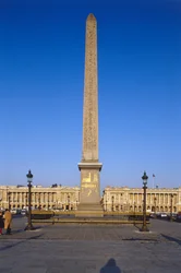 France, Paris, obélisque de Louxor sur la place de la Concorde, obélisque égyptien dominant un bâtiment couvert de gravures hiéroglyphiques dorées.