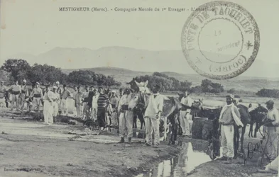 Légionnaire colonial français en patrouille près des montagnes de l