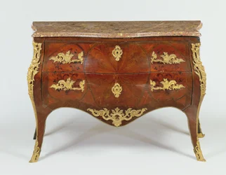 Commode serpentine française avec montures en bronze doré et dessus en marbre, c.1740