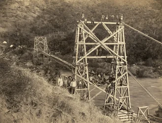 Fresno, Californie : 1890. Cette photographie de C.C. Curtis montre le pont Smith and Moore sur la Kings River, qui fait partie d