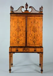 Cabinet Craven de George III, bois de satin et marqueterie, sur pied