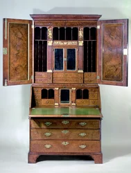Bureau bibliothèque en noyer George I, début du XVIIIe siècle