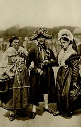 Allemagne. Gens des Hautes-Alpes bavaroises en costumes médiévaux coûteux. 1920