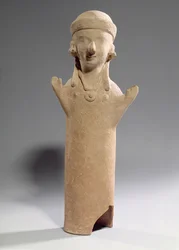 Déesse ou adorateur avec les bras levés, figurine, vers 550 av. J.-C. (terre cuite)