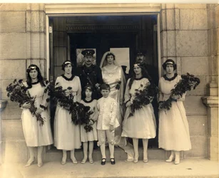 Photo de groupe de mariage de Lady Maud Cavendish et du capitaine Macintosh