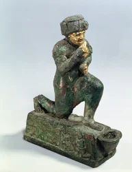 Hammurabi, roi de Babylone, priant devant un arbre sacré, vers 1750 av. J.-C. (bronze et or)