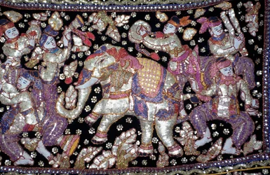 Tissu brodé à la main représentant des chevaliers, des dames et des éléphants, Ratchaburi, Thaïlande